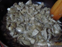 Вешенки в индийском соусе: Обжарьте грибы на растительном масле.
