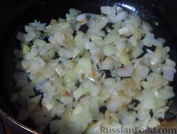Вешенки в индийском соусе: Лук порубите кубиком. В отдельной сковороде обжарьте рубленый лук на растительном масле до прозрачности.