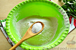 Аварский хинкал: Добавляем к ней соль и соду. Перемешиваем сухие ингредиенты.