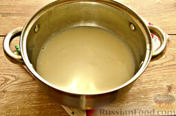 Сырный соус (из плавленого сыра и молока): Одновременно с данным процессом разогреваем в кастрюльке молоко и добавляем к нему мясной бульон. Хорошо перемешиваем.