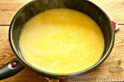 Сырный соус (из плавленого сыра и молока): Получившуюся горячую смесь вливаем на сковороду к пассерованной муке.