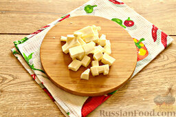 Сырный соус (из плавленого сыра и молока): Плавленый сыр нарезаем кусочками-кубиками.