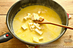 Сырный соус (из плавленого сыра и молока): Добавляем сырные кусочки на сковороду. Тщательно перемешиваем. Сыр должен раствориться.