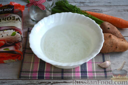 Куриный суп с фунчозой: Кладем вермишель в прохладную воду на 30 минут.