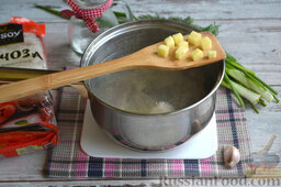 Куриный суп с фунчозой: В кастрюлю к куриному бульону добавляем маленькие кубики картофеля.