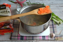 Куриный суп с фунчозой: В бульон добавляем кружочки морковки.