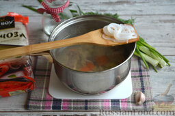 Куриный суп с фунчозой: Варим суп 20 минут на умеренном огне. К супу добавляем вермишель.