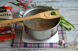 Куриный суп с фунчозой: Затем добавляем мелко нарезанный чеснок и зеленый лук.