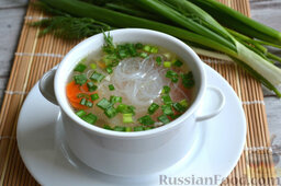 Куриный суп с фунчозой: Выключаем плиту, вливаем масло и даем настояться супу 10 минут.  Куриный суп с фунчозой готов.   Приятного аппетита!