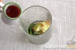 Коктейль "Мохито безалкогольный": Наливаем сироп гренадин (или используем любой домашний фруктовый подсластитель).