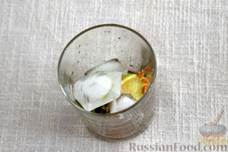 Коктейль "Мохито безалкогольный": Выкладываем кусочки льда в стакан с заготовкой для мохито.