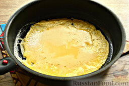 Роллы из яичных блинчиков с рисом и огурцом: На сковороде разогреваем немного растительного масла. Выливаем яичную массу. Выпекаем с двух сторон яичный блин.