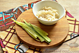 Роллы из яичных блинчиков с рисом и огурцом: Подготавливаем начинку. Рис готов, а огурец нарежьте длинной соломкой.