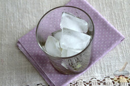 Коктейль "Мохито" с мятным сиропом: Добавляем кусочки льда.