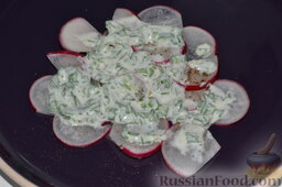 Салат из редиски с яйцом: Промазываем слой редиски заправкой из йогурта с зеленью.