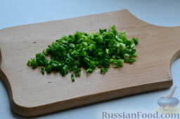 Салат из редиски с яйцом: Зелёный лук вымываем, мелко нарезаем.