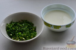 Салат из редиски с яйцом: Смешиваем нарезанный лук и укроп. Наливаем в миску несладкий йогурт.
