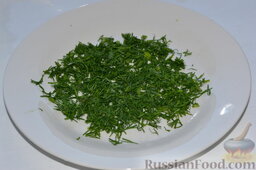 Салат из пекинской капусты, со свежим огурцом и кукурузой: Укроп нарезаем мелко. Его тоже высыпаем в салатницу к остальным овощам.