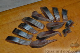 Салат "Русский" с сельдью: Нарезаем филе селёдки на небольшие кусочки.