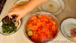 Куриная грудка, запечённая с овощами в духовке: Следующий слой - морковь. Затем - красный перец.