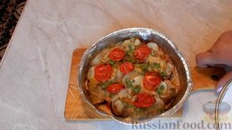 Куриная грудка, запечённая с овощами в духовке: Куриная грудка, запеченная в духовке с овощами, почти готова.