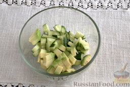 Тарталетки с салатом из горбуши, мяты и авокадо: Готовим наполнитель: выкладываем в миску измельченный авокадо и свежий огурец.