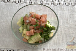Тарталетки с салатом из горбуши, мяты и авокадо: Добавляем кусочки листьев мяты и кусочки горбуши.