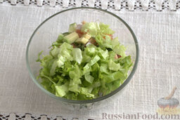 Тарталетки с салатом из горбуши, мяты и авокадо: Шинкуем листья зеленого салата, добавляем в миску.