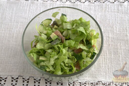 Тарталетки с салатом из горбуши, мяты и авокадо: Добавляем масло, смешиваем все компоненты салата.