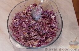Салат из краснокочанной капусты: Яркий салат из краснокочанной капусты готов.