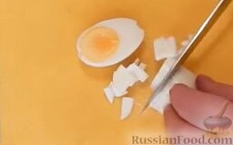 Салат из краснокочанной капусты: Мелко нарезать вареные яйца.