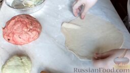 Пшеничный хлеб "Арбуз" (в хлебопечке): Раскатать белое тесто в тоненький пласт.
