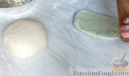 Пшеничный хлеб "Арбуз" (в хлебопечке): Раскатать зеленое тесто.