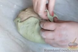 Пшеничный хлеб "Арбуз" (в хлебопечке): Накрыть поверх белого теста зеленым. Придать круглую форму.