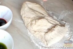 Пшеничный хлеб "Арбуз" (в хлебопечке): Тесто для пшеничного хлеба в хлебопечке подошло. Выложить на присыпанную мукой поверхность. Еще немного вымесить тесто руками.