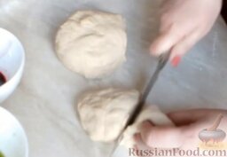 Пшеничный хлеб "Арбуз" (в хлебопечке): Разделить тесто на 2 части. Одну половинку разрезать еще пополам.