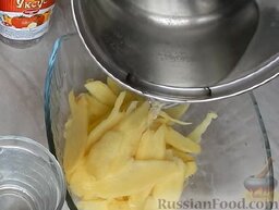 Маринованный имбирь: Имбирь переложить в глубокую посуду. Залить горячей солёной водой, перемешать и оставить на 5 минут.