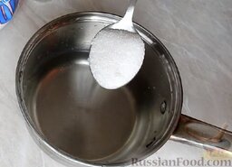 Маринованный имбирь: Затем приготовить сладкую воду. Для этого влить стакан воды в кастрюлю и добавить сахар. Поставить на огонь и довести до кипения.