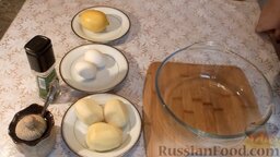 Тарталетки из картофеля: Подготовить необходимые продукты для картофельных тарталеток.   Картофель заранее почистить и помыть.