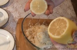 Тарталетки из картофеля: Чтобы картофель не потемнел, добавить к нему немножко лимонного сока. Сок, который выделился, необходимо отжать и слить.