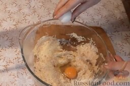 Тарталетки из картофеля: Добавить 2 яйца.
