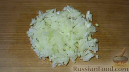 Фасоль с овощами в томатном соусе: Приготовим соус. Очищенный и вымытый лук нарезаем кубиками.