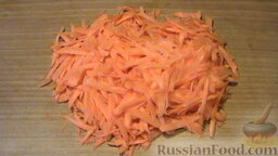 Фасоль с овощами в томатном соусе: Очищенную и вымытую морковь натрем на крупной терке.