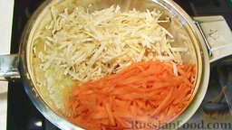 Фасоль с овощами в томатном соусе: Разогреем в сковороде растительное масло, добавим лук и жарим до золотистого цвета.  Добавляем к луку морковь и корень сельдерея. Перемешаем и жарим на среднем огне 3 мин.