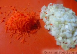 Гречневый суп с грибами и картофельными клецками: Как приготовить гречневый суп с грибами и картофельными клецками:    Лук порубите кубиками, морковь потрите на терке.