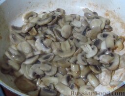 Гречневый суп с грибами и картофельными клецками: На растительном масле обжарьте грибы, посолите.