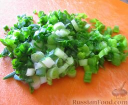 Овощной салат со свежими шампиньонами: Зеленый лук мелко нарежьте.  Укроп или петрушку мелко порубите.