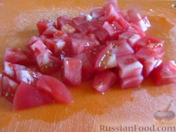 Овощной салат со свежими шампиньонами: Помидоры порубите кубиком.