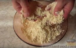 Сырные лепешки: Как приготовить сырные лепешки:    Приготовление сырных лепешек начинаем с того, что смешиваем все сухие ингредиенты: муку, соль, горчицу и разрыхлитель. Перемешиваем.   Добавляем масло и перетираем массу руками до  состояния, когда она станет похожа на хлебные крошки.