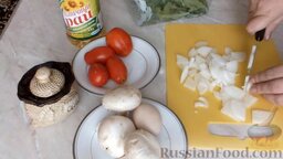 Салат с грибами и помидорами: Как приготовить салат с грибами и помидорами:    Нарезаем лук.